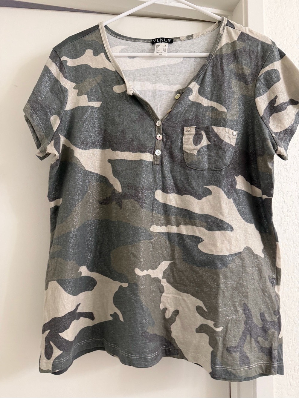 VENUS Gray & White Camouflage Short Sleeve Henley
